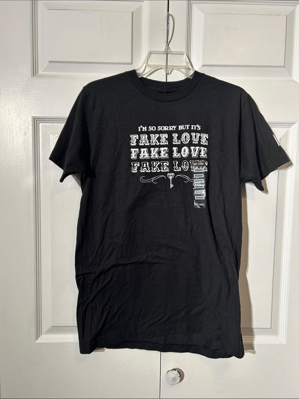 NWT Big Hit Entertainment HOT TOPIC Black 'Fake Love' Graphic T-Shirt Sz MEDIUM